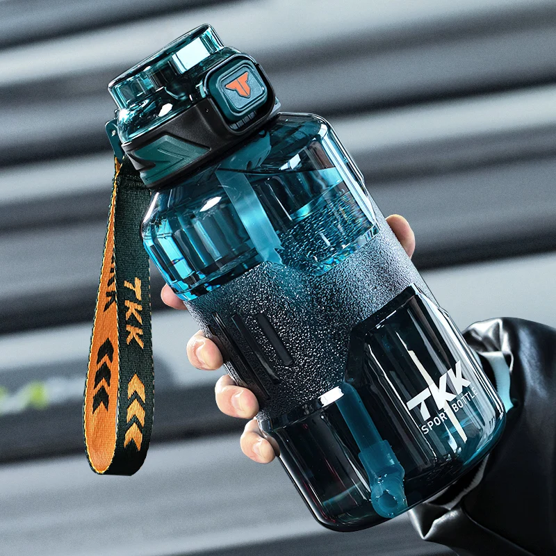 Sports Equipment Photos - Große Sport-Trinkflasche für Jungen mit Strohhalm